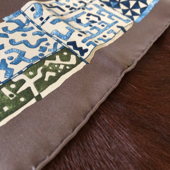 Hermès "PERSONA” silk twill scarf - Picture 5 of 6